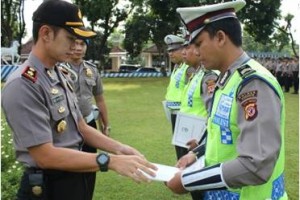 Wakapolres Kuningan saat memberikan kadeudeuh secara simbolis kepada unit lakalantas Polres Kuningan.